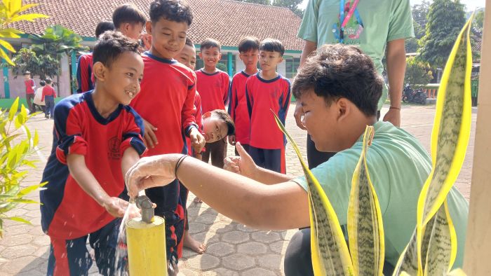 Kegiatan Edukasi Pemanfaatan Barang Bekas dan Demonstrasi Cuci Tangan di SD Negeri 2 Semali Kecamatan Sempor, Kabupaten Kebumen 01