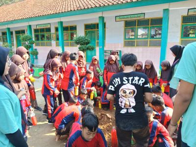 Kegiatan Edukasi Pemanfaatan Barang Bekas dan Demonstrasi Cuci Tangan di SD Negeri 2 Semali Kecamatan Sempor, Kabupaten Kebumen